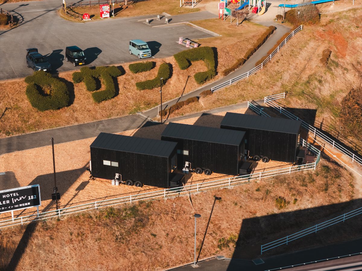 神石高原の自然に佇むトレーラー