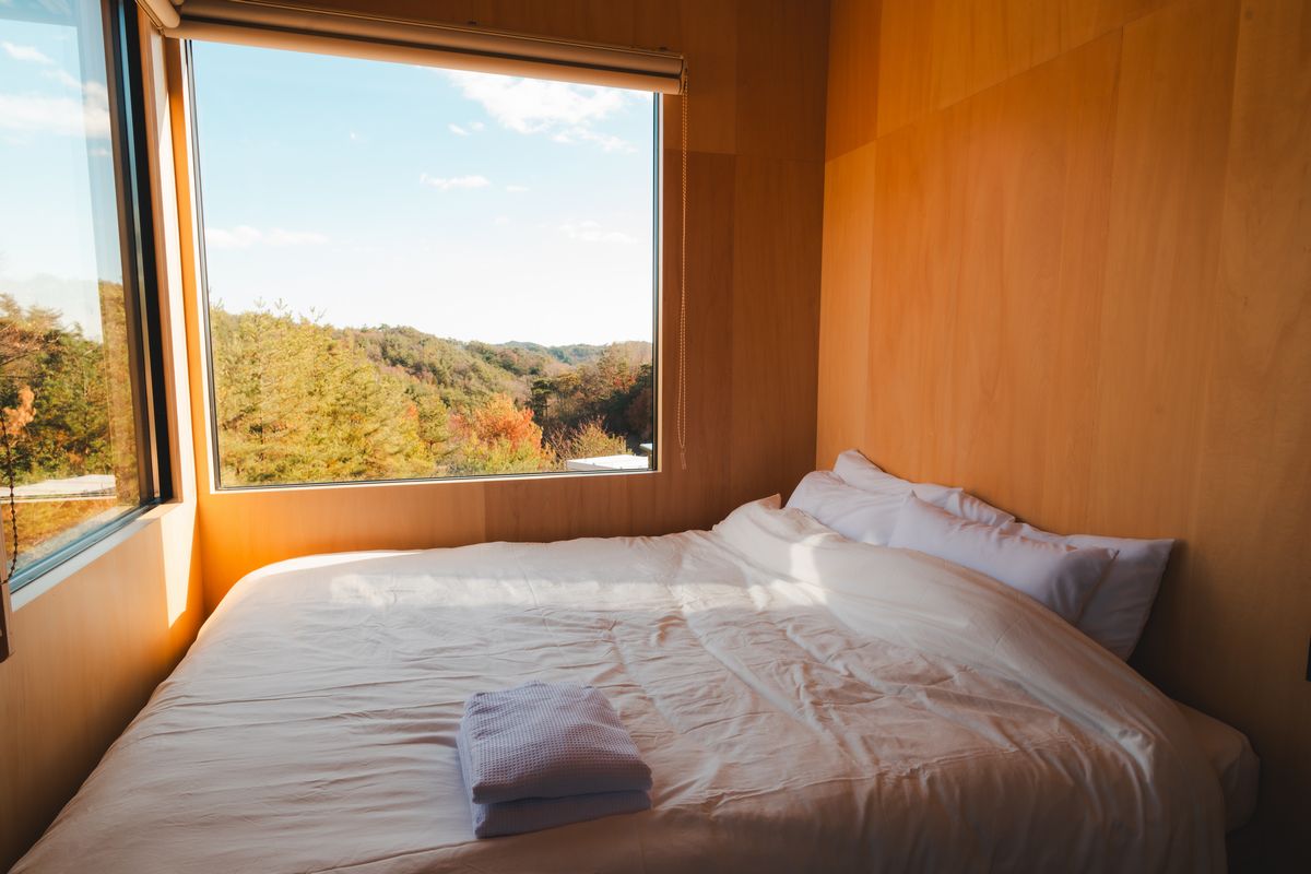 快適なベッドとデスクのある部屋