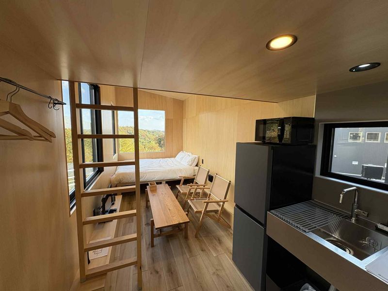 快適なベッドとデスクのある部屋