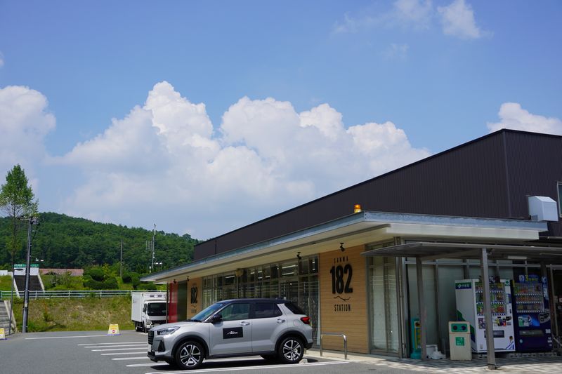 道の駅「さんわ182STATION」の外観