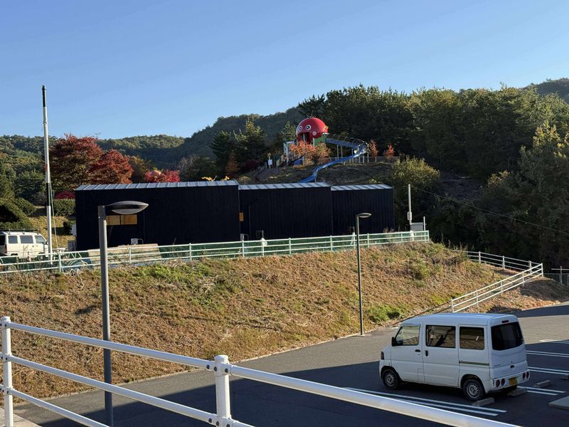 神石高原の自然に佇むトレーラー